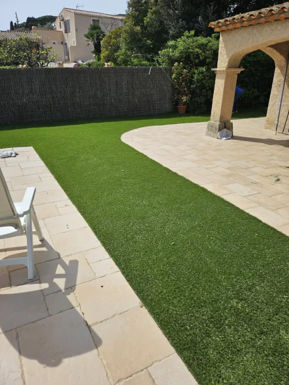 pose d'un gazon synthétique , Draguignan, BECHELLI PAYSAGES