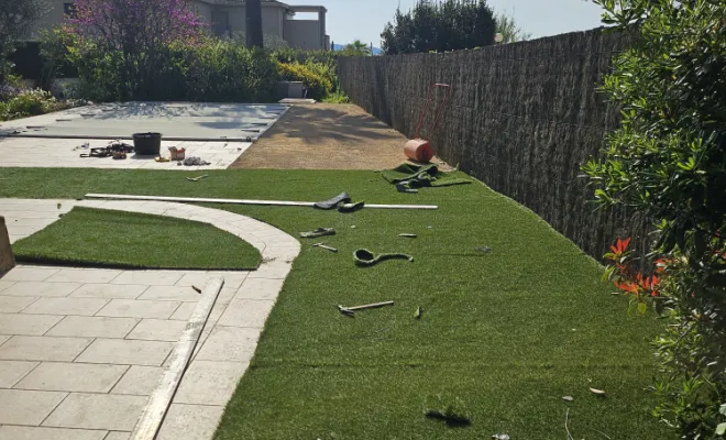 pose d'un gazon synthétique , Draguignan, BECHELLI PAYSAGES
